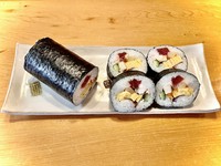 大満足の一品、太巻き寿司で贅沢な味わいを手軽に楽しもう！
見た目も華やか、味も満足、食べ応えたっぷり！新鮮なネタがたっぷり詰まった太巻き寿司でお腹も心も満たされる事間違いなし！
