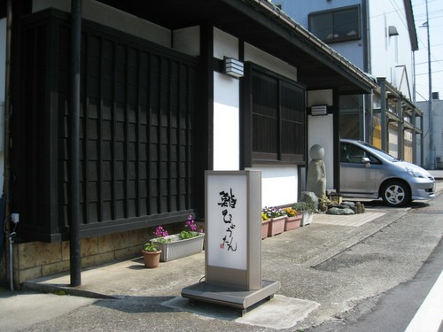 通りに面したお店の外観