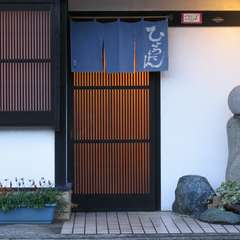 回らない小さなお寿司屋です