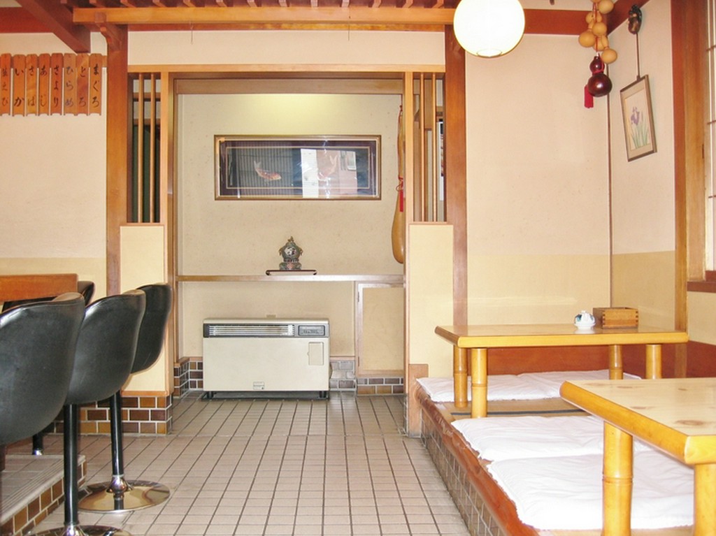 明るさと清潔をめざした店内です