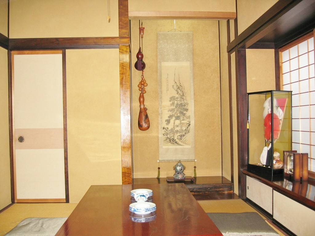 少し大きめの御座敷8畳です。10人まで。