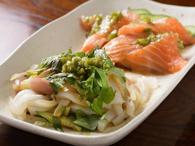 北海道直送の魚介を豪快に食す『イカ刺しとサーモンの漁師料理』