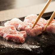 熱した石の余熱で焼く石焼ステーキがオリジナルのスタイル。「手まり寿司（要予約）」「牛ワイン煮」など120種以上のワインとよく合う一品もご用意しております。