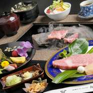 季節をあしらった様々なお口取りと特選牛サーロインステーキとホタテの貝柱の石焼きが愉しめる贅沢なコースです。ご飯も、白米、紫蘇ご飯、牛筋カレーなど3種類からお選べいただけます。コーヒー又はデザート付き