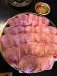 1頭の黒毛和牛から、わずかしか取れない霜降り牛タン。深い味わいとコリコリ感のある絶品。