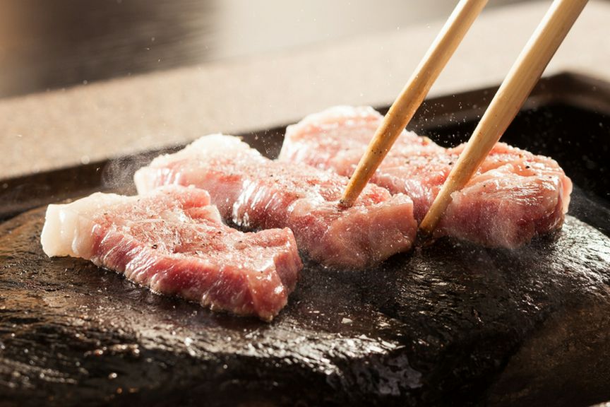 ◆800度ぐらいまで熱した石の余熱だけで焼き上げる当店独自のものです。