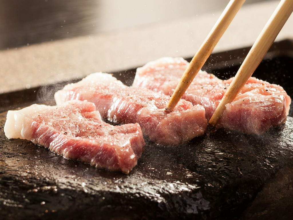 石焼◆800度ぐらいまで熱した石の余熱だけで焼き上げる当店独自のものです。