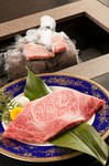 お口取盛合せ・貝柱と特選和牛ロース石焼・薬味・ガーリックチップス・サラダ・ご飯(白飯又は大葉と入りゴマ刻み海苔をまぶした紫蘇ご飯又はじっくり煮込んだ和牛牛筋カレーからチョイス）・デザート　他
