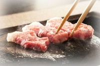 当店で使う石はお肉から出る油を吸収し、遠赤外線によりとても柔らかくヘルシーにお召し上がり頂けます。