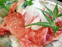 和牛ロース肉を、柚子、レモン、スダチ果汁で作った自家製ポン酢に付け込んだ
とてもあっさりしたメニューです