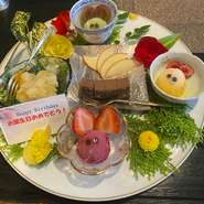 季節のフルーツとデザートで着飾った盛合せです。
