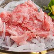 厳選された牛肉を,自家製の柚子とレモンとスダチの天然果汁を使用したカルパッチョです。新鮮で牛肉の味が愉しめるワインとよく合う一品です。