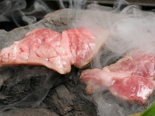 850℃に熱した石で焼きあげるステーキは絶品