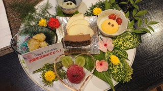 【お祝いに】　「デザート盛り合せorグラスワインをプレゼント」