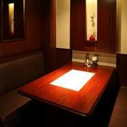 石でお肉を焼くことで余分な脂を吸い、あっさりとやわらかく、そしてジューシーな味わいを満喫できます。ゆったりと落ち着ける大人の空間で美味しさを閉じ込める石焼をぜひ、ご堪能ください。