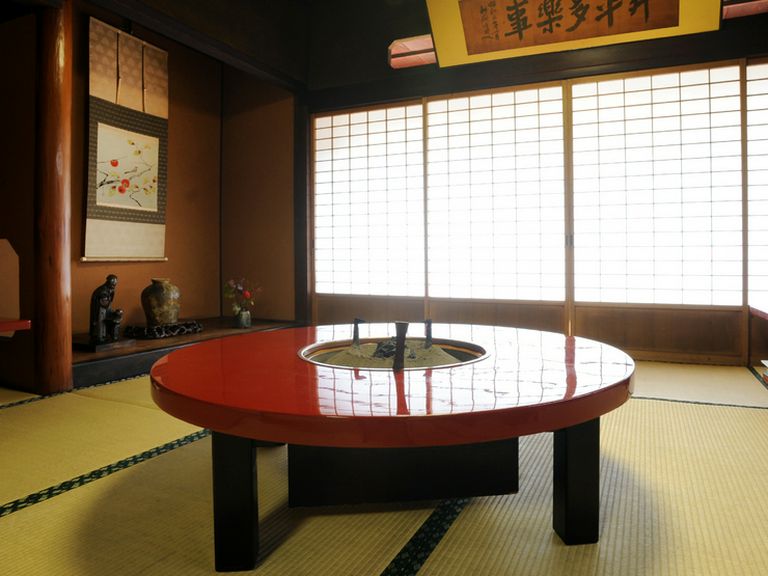 少人数から80名まで収容可能な大小の宴会場あり