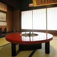 大小10の個室と、人数に合わせて調整可能な仕切りができる70畳の大宴会場があります。趣のある建物と、伊賀焼の食器や花器などに囲まれた上質な雰囲気で一味違う忘年会を。
