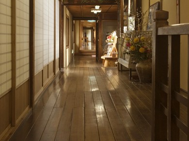 落ち着いた雰囲気の個室でくつろぎのひとときを