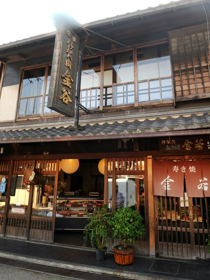 歴史ある町並みに佇む木造2階建て