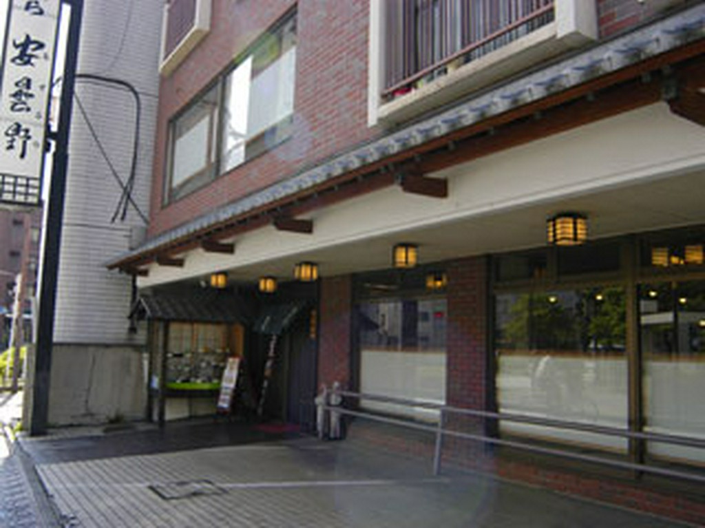 東京メトロ「千川」駅のすぐ上です。