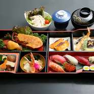 『懐石膳』や『寿司の盛り合わせ』は、法事や自宅でのパーティーなどにピッタリ。チェーン店の宅配料理とは異なる、本格料理人が手掛けた寿司と懐石料理でワンランク上のホームパーティーを楽しんでください。