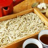 こしが強く、風味豊かな香りが特徴の「常盤蕎そば」。通年で秋そばを使用する店がほとんどの中、【ふくろう　幸手　門間】では収獲の季節に合わせて秋そばと春そばの両方を使用。旬の味覚が堪能できます。