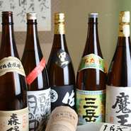 日本一手に入りにくいと言われる「十四代」が年間を通して常備しています。その他、幻と呼ばれる銘柄も多数用意。料理にこだわるお店では、お酒にもこだわりを見せています。
