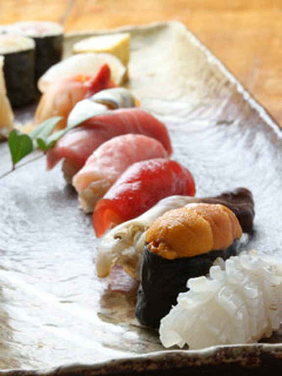 有名鮨店で修業を積んだ店主が握ります