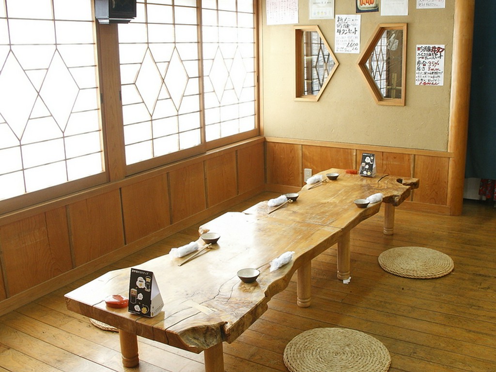 やわらかな日差しの差し込む明るい店内