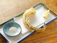 巻き海老(活き車エビの美味しいサイズ)ホタテの貝柱、穴子など、幸手門間ならではの楽しい天ぷらコースです