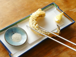 揚げたて立てを一品ずつ提供する『天ぷら』※写真は、あなご