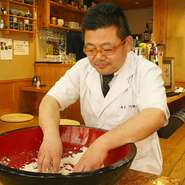 つくり置きをしないことが、美味しい料理の必須条件です。たとえ効率が悪くても、いちばん美味しい状態で手間を惜しまずつくること。お客様の期待を裏切らない料理を、日々楽しみながら提供していきたいですね。