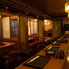 木の温もりが落ち着く「カウンター/テーブル席/個室」各種ご用意