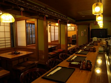 木の温もりが落ち着く「カウンター/テーブル席/個室」各種ご用意