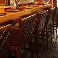 「テーブル席」「カウンター席」は２名様のご利用に好評です。駿河湾でとれた海鮮、地産の山の幸をお酒のお供に、気兼ねない方と美味しい時間をお過ごしください。「茂よし 大吟醸」は海の幸と良く合います。