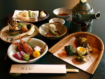 四季折々の食材を惜しみなく使ったコースです。「宴会」「接待」「会食」などにお勧めです。