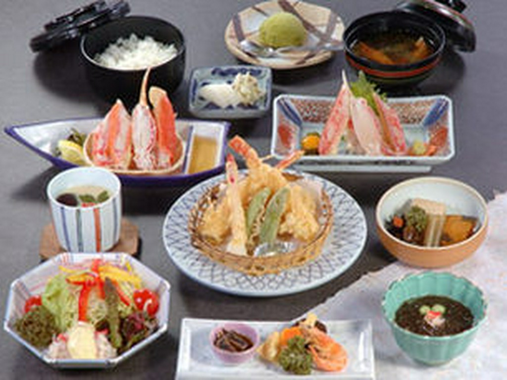 充実した内容で評判のかに会席です、プラス350円でご飯が太巻3貫に、550円で太巻5貫に替ります。