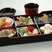 お手ごろ価格で格式のある仕出し料理を
お楽しみいただけます。

※白飯をお寿司に+1045円で変更