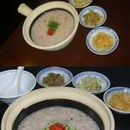 静岡コシヒカリ黒米（生産者　柴田さん）を混ぜたご飯を使用。
中国の薬膳料理に使用される程の栄養価値がございます。

ザーサイ・揚げワンタン・お葱を添えてどうぞ
