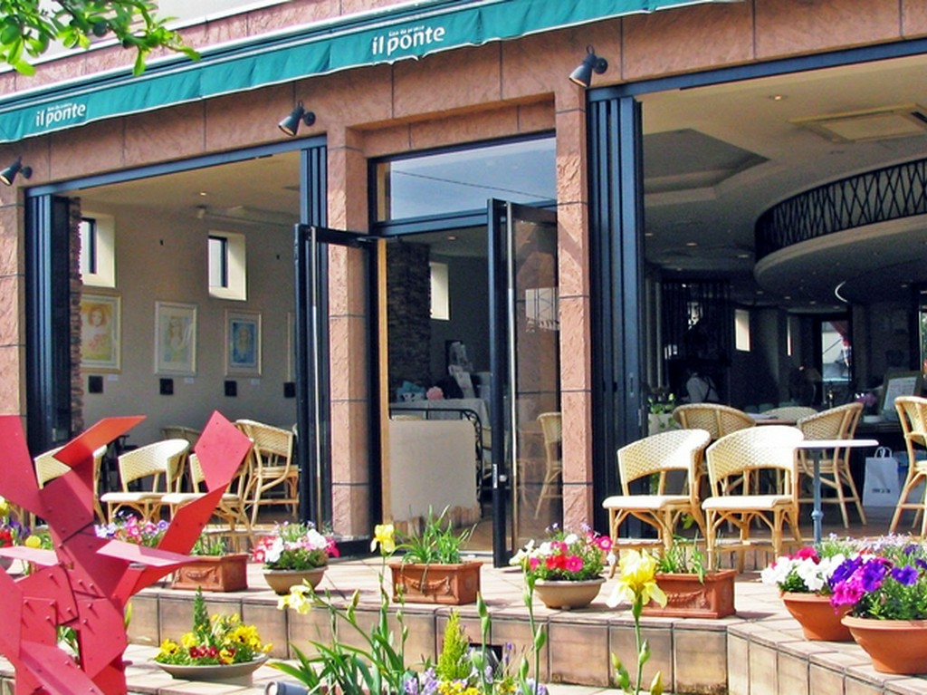 南仏風の開放的なレストラン。パーティー、デートにもお勧め。