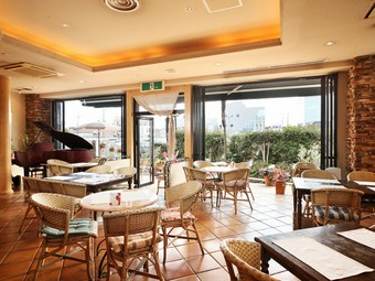 解放感あふれる店内は時間を忘れて寛いでいただけます