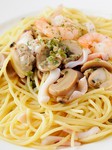 クリームソースに魚介がたっぷりの『北海道づくしパスタ』