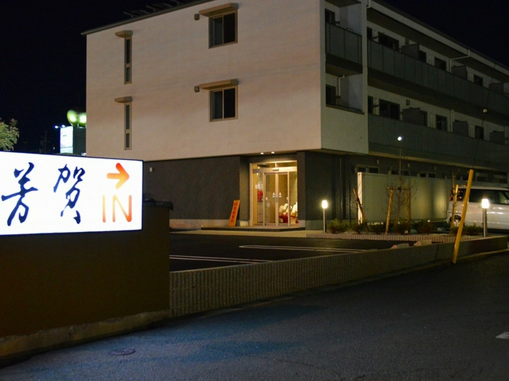 落ち着いた和の雰囲気の佇まい。小部屋やテーブル個室などご用意