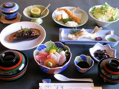 地産の食材がふんだんに愉しめる、落ち着いた和食レストラン
