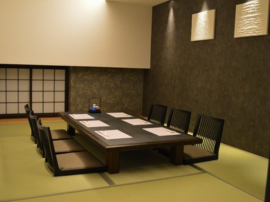 2名様から使える小部屋や、大人数向けテーブル仕様の大広間など