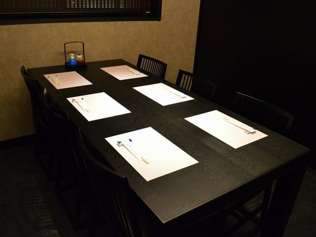 テーブルのお席もご用意しておりますのでご年配も安心です