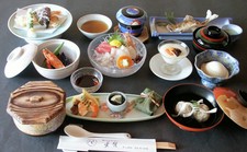 旬の山海の幸をふんだんに使った月替わりの会席です。ご接待や会食など御もてなしのシーンにもお勧めです。
