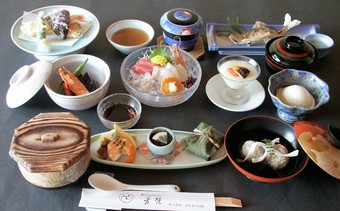 旬の山海の幸をふんだんに使った月替わりの会席です。ご接待や会食など御もてなしのシーンにもお勧めです。