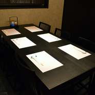 最大30名様までご利用いただけます。

バリアフリーとなっておりますので、足の不自由なお客様も安心してご利用いただけます。
椅子とテーブルのお席しかございませんが、ゆったりとお食事をお愉しみ頂けます。

忘年会や新年会、歓送迎会などのご宴会から、会食やご接待など大切な方との御もてなしのシーンまでご利用頂けます。