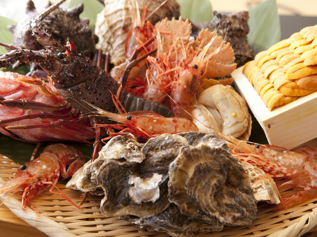 毎日築地直送、新鮮な海の幸を生簀からご提供